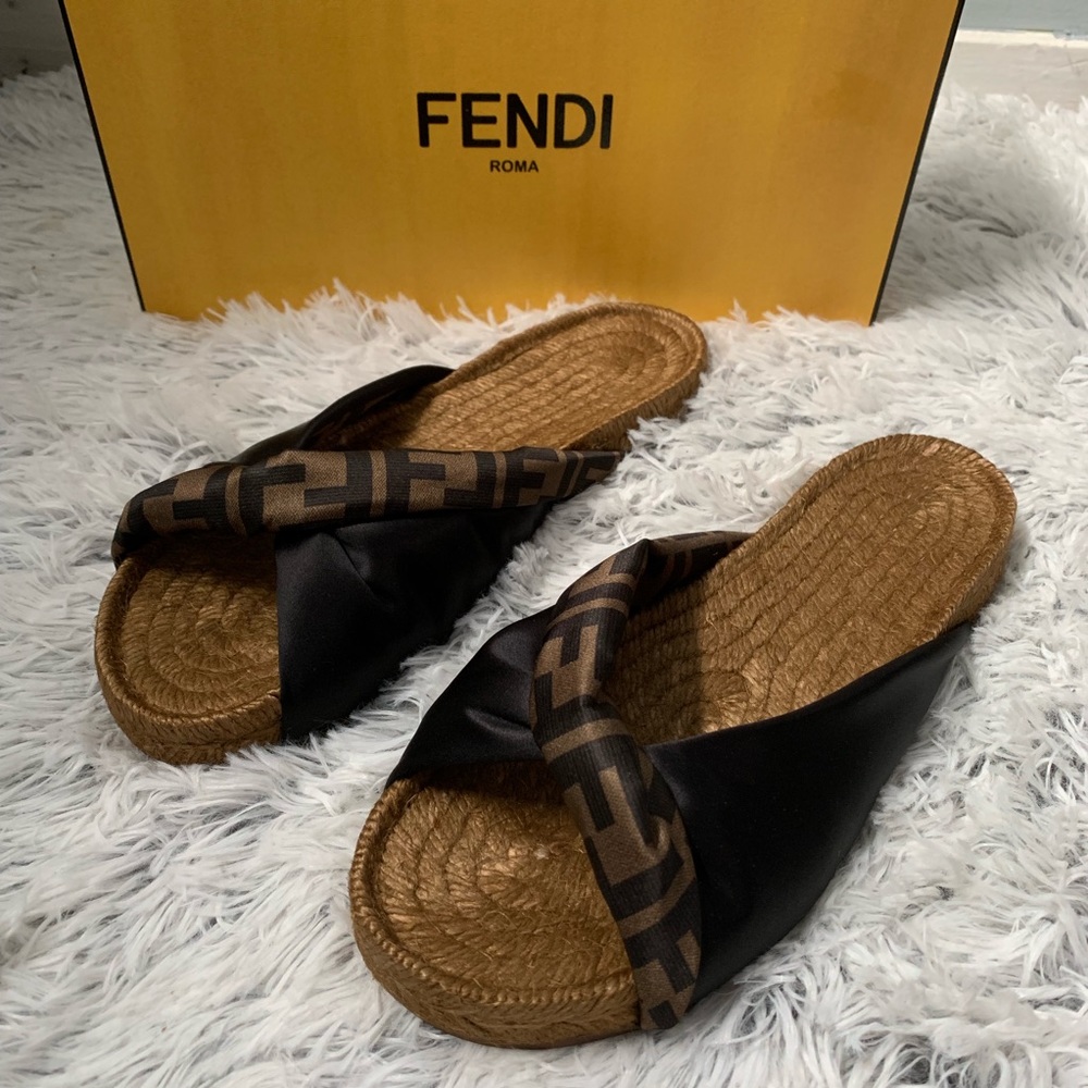 NWT- Ladies Fendi Sandals